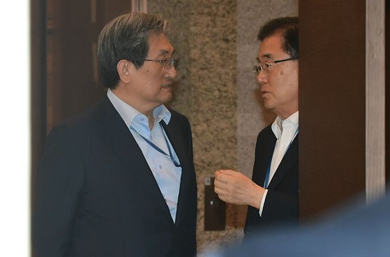 노영민 대통령비서실장(왼쪽)과 정의용 국가안보실장이 19일 청와대에서 열린 수석보좌관회의에 앞서 대화하고 있다. [청와대사진기자단]