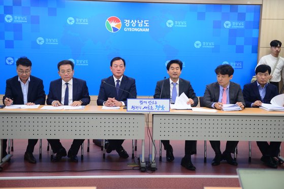 경남도·창원시·경남로봇랜드재단 관계자들이 지난달 24일 오후 경남도청 프레스센터에서 브리핑을 열고 12년만에 어렵사리 개장한 경남 마산로봇랜드가 채무불이행 상태에 빠진 것을 설명을 하고 있다. [뉴스1]