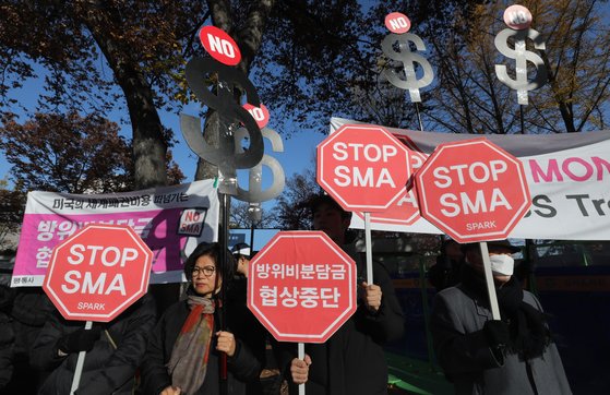 평통사 회원들이 19일 오전 한미방위비 분담금 협상이 열리고 있는 서울 동대문구 한국국방연구원 앞에서 협상 중단을 촉구하는 기자회견을 하고 있다. [뉴스1]