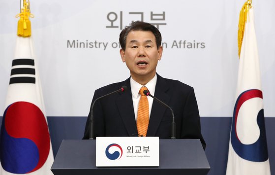 정은보 외교부 한미방위비분담 협상대표가 19일 오후 서울 세종대로 외교부에서 브리핑을 갖고 한미 방위비 분담금 협상 관련 정부 입장을 발표하고 있다. 이날 내년 주한미군의 방위비 분담금을 결정하는 한미 방위비분담 특별협정(SMA) 제3차 회의는 파행 끝에 조기 종료됐다. [뉴스1]