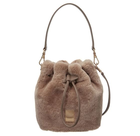 에코 퍼로 만든 '코코 크로스 백'. 휴대폰과 지갑이 충분히 들어갈 만한 크기에 따뜻한 느낌까지 더해 겨울용 포인트 가방으로 제격이다. 쿠론. 가격 26만8000원.