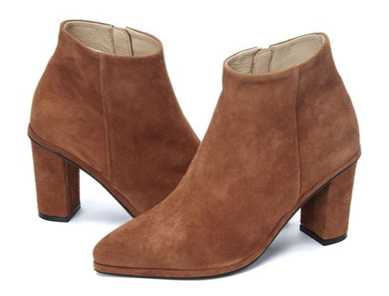 배우 송혜교와 협업해 만든 앵클 부츠. 소재는 스웨이드와 가죽, 컬러는 어떤 옷에나 무난히 잘 어울리는 카멜·블랙이 있다. 슈콤마보니. 가격 34만8000원.