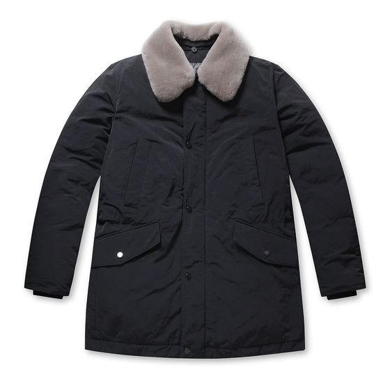 탈부착할 수 있는 양털 칼라 장식이 달린 구스 다운 재킷. 원단의 촉감이 부드러운 것도 특징이다. 허리 안쪽에 있는 스트링으로 허리 둘레를 조절할 수 있다. 에피그램. 가격 59만9000원.