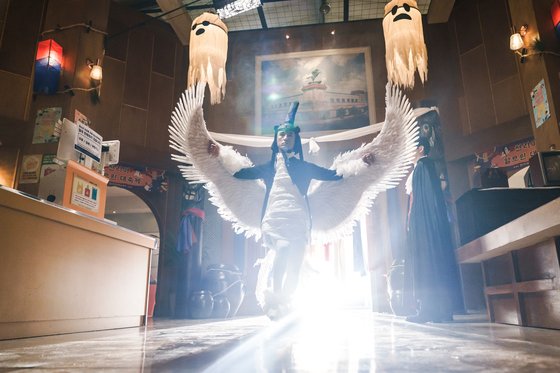 ‘쌉니다 천리마마트’에서 인면조 분장을 하고 등장한 정복동 사장(김병철). [사진 tvN]