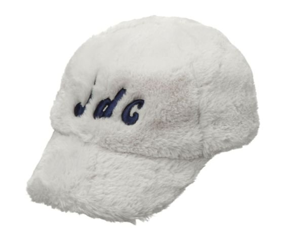 페이크 퍼 소재에 JDC 로고 자수를 새긴 야구모자. 캐주얼한 스타일이라면 어디든 잘 어울린다. 럭키슈에뜨. 가격 12만8000원.