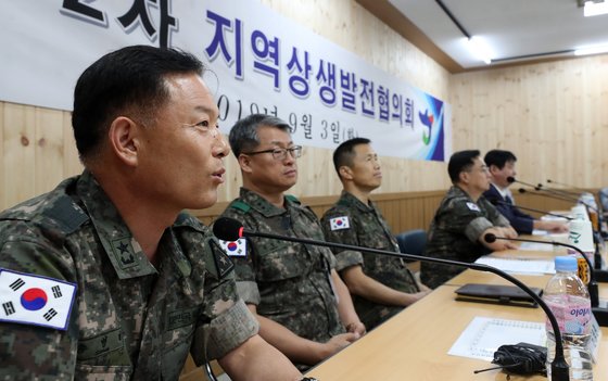 지난 9월 강원 화천군 27사단 안보교육관에서 국방부 주최로 열린 지역상생발전협의회에서 송병일 육군본부 개혁차장이 모두발언을 하고 있다. [연합뉴스]