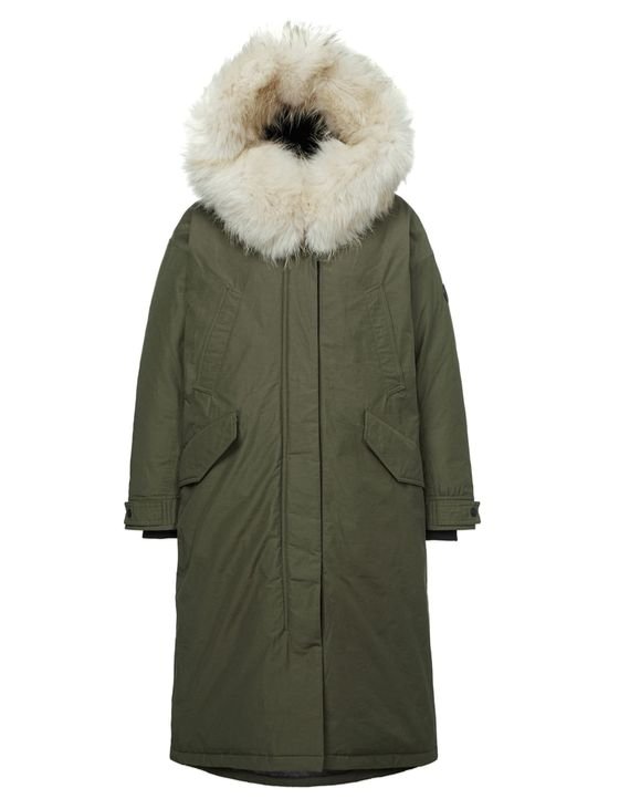 풍성한 라쿤 털이 달린 야상 스타일의 다운 재킷. RDS 구스 다운을 충전재로 사용하고, 소매단 안쪽에 니트 밴드를 넣어 보온성을 높였다. 코오롱스포츠. 가격 69만원