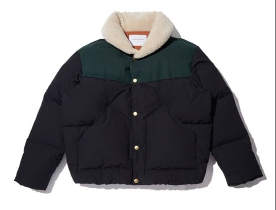 10년 동안 많은 사랑을 받아온 베스트셀러를 재해석한 한정판 아이템. 가슴 부분에는 어두운 녹색 스웨이드 배색하고, 안감엔 오렌지색 원단을 써서 포인트를 줬다. 칼라는 천연 양모. 커스텀멜로우. 가격 59만9000원.