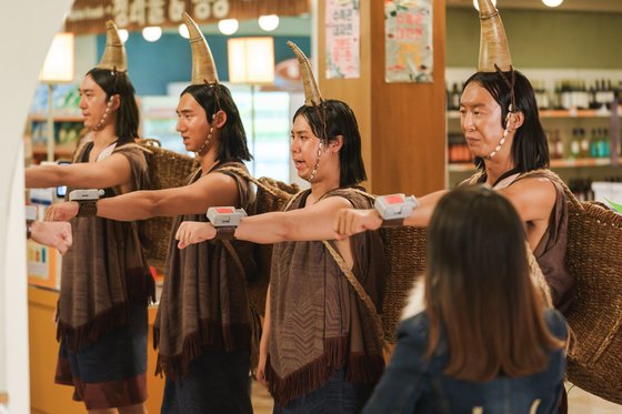 가상의 원주민인 빠야족은 천리마마트에 채용돼 ‘인간 카트’로서 활약하고 있다. [사진 tvN]