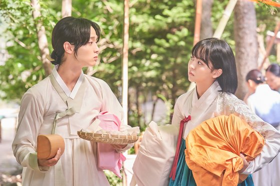 ‘조선로코-녹두전’에서 과부촌에 잠입한 전녹두(장동윤)과 예비 기생 동동주(김소현). [사진 몬스터유니온]