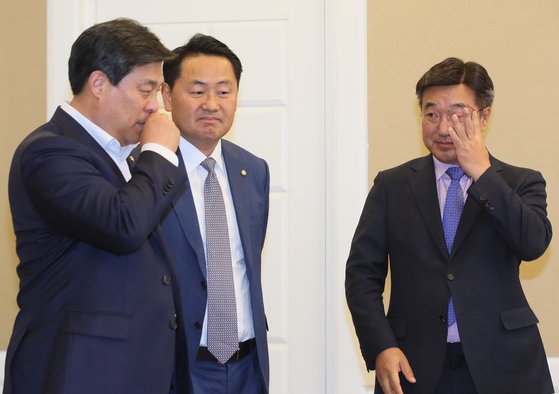 더불어민주당 윤호중(오른쪽 부터), 바른미래당 김관영, 자유한국당 김선동 의원이 지난 18일 국회 귀빈식당에서 열린 정치협상회의 실무모임에서 함께 이야기를 나누고 있다. [연합뉴스]