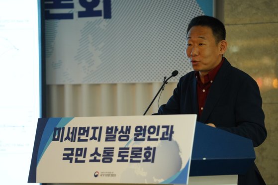 이대균 국립환경과학원 대기질통합예보센터장이 21일 토론회에서 발표하고 있다. [사진 국가기후환경회의]