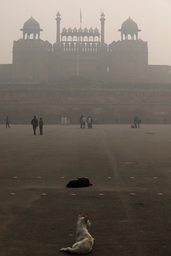 지난 15일 인도 델리의 붉은요새가 미세먼지에 가려져 있다. [로이터=연합뉴스]