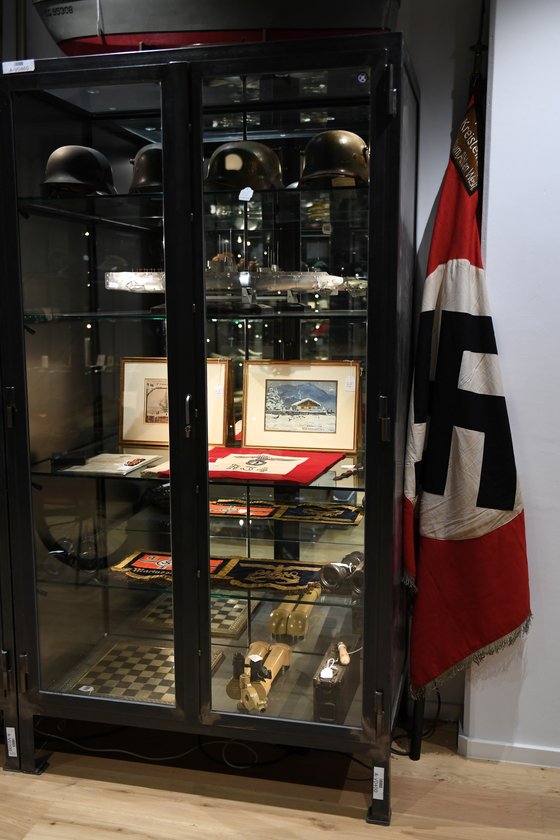 나치의 상징인 '스와스티카', 전투 모자, 깃발 등 각종 물품이 20일 독일 뮌헨 경매장에 전시되어 있다.[로이터=연합뉴스]