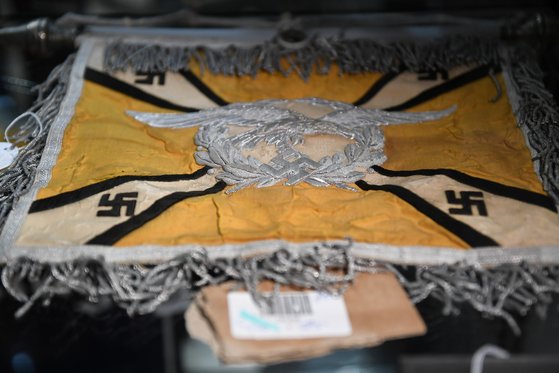 나치의 상징인 '스와스티카' 문양이 있는 깃발이 전시되어 있다.[로이터=연합뉴스]