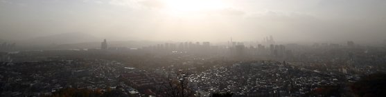 황사가 불어온 지난 18일 오후 서울 남산에서 바라본 하늘이 뿌옇다. [연합뉴스]