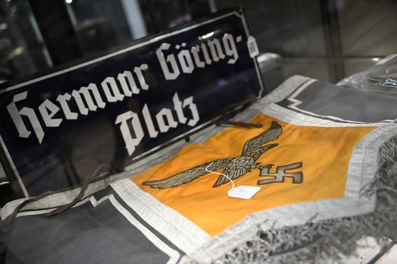 독수리와 스와스티카 문양이 그려진 나치 깃발이 20일 경매장 내부에 전시돼 있다.[로이터=연합뉴스]