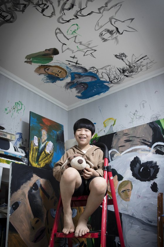 하민이가 천장에 그림을 그릴때 쓰는 사다리에 앉았다. 사다리는 하민이의 애장품이다. 장진영 기자