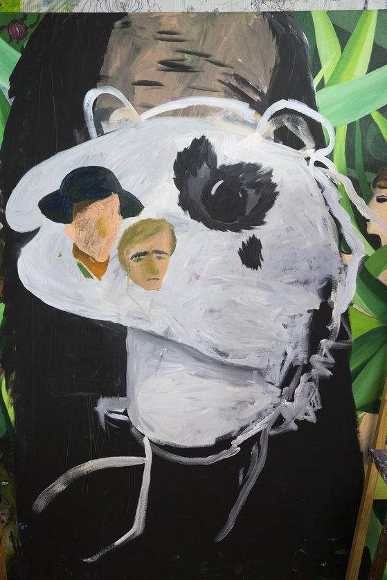 100호 캔버스에 처음 그림을 그리고나서 영감을 주체하지 못해 그 위에 4번을 덧칠했다. 장진영 기자