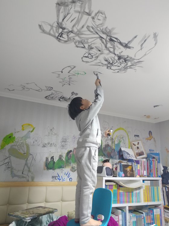 천장에 그림을 그리는 하민이. [사진 김민주]