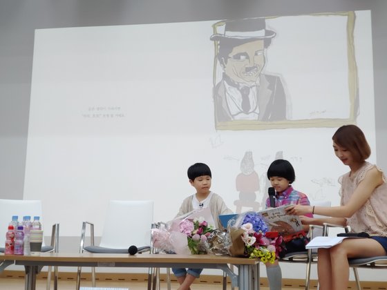 지난 6월 열린 출간기념회에서 공동저자 김노은양과 함께. [사진 김민주]