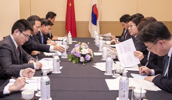 '제21차 한중일 환경장관회의' 참석차 일본을 방문한 조명래 환경부 장관(오른쪽 세 번째)이 23일 오후 일본 기타규슈에서 열린 한-중 환경장관 양자회담에서 발언하고 있다. [환경부 제공=연합뉴스]