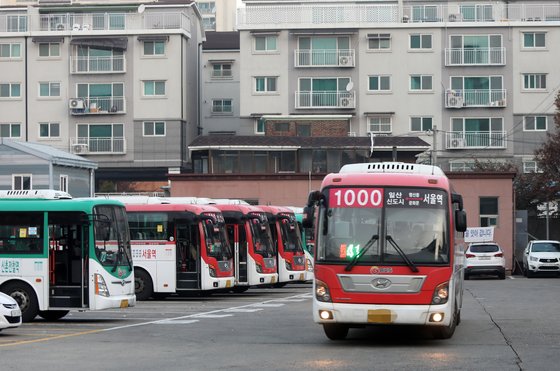 24일 오전 경기도 고양시 대화동에서 명성운수 버스가 운행을 재개, 출발하고 있다. 서울시와 경기도 고양시를 연결하는 20개 노선 270여 대 버스를 운행하는 명성운수 노조는 향후 3주간 집중 교섭을 진행하고, 이 기간 쟁의 행위를 하지 않기로 했다. [연합뉴스]