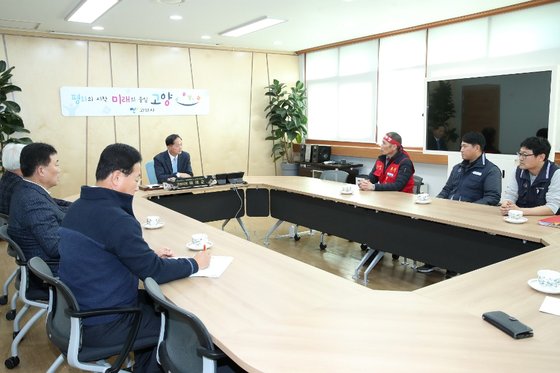 고양시 버스 운행 정상화를 위해 지난 22일 이재준 고양시장(가운데)과 명성운수 노사 대표들이 3자회의를 하고 있다. [사진 고양시]