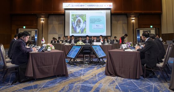 한.중.일 3국 환경 장관이 24일 회의에서 각국의 정책을 설명하고 있다. [사진 환경부]