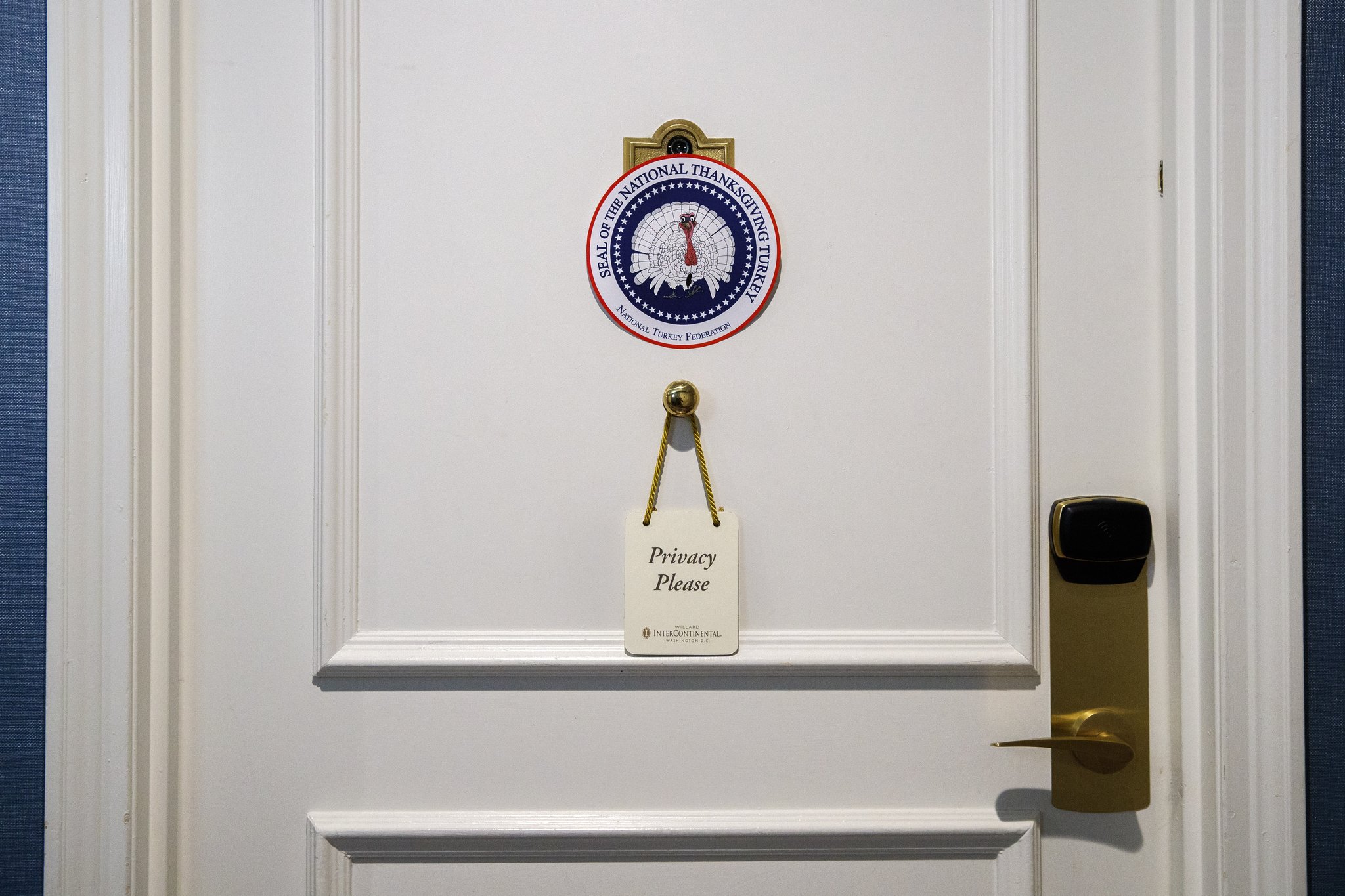 미국 추수감사절 칠면조 사면식에 선택 받은 칠면조 브레드와 버터가 머물고 있는 워싱턴 윌라드 인터컨티넨탈 스위트 룸 문에 25일(현지시간) '프라이버시 요청' 문구가 걸려 있다. [AP=연합뉴스]