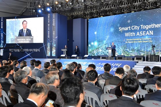 25일 부산 강서구 에코델타 스마트시티 착공식에서 연설하는 문재인 대통령. [사진 부산시]
