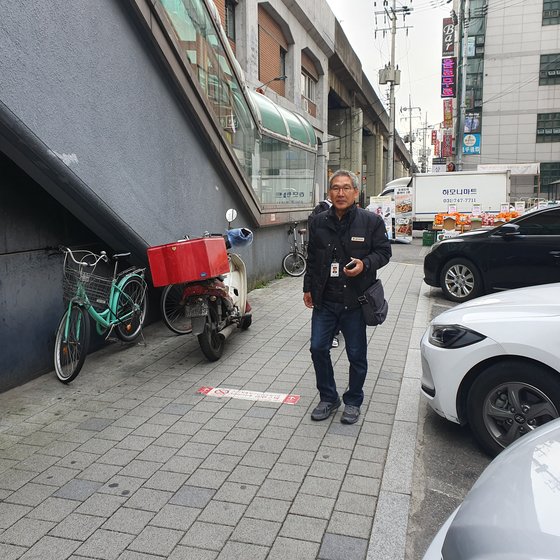 12일 오후 2시 성동구청 흡연단속반 유동맹씨가 금연거리를 걷고 있다. 단속 현장을 동행해보니 단속되는 사람마다 굳은 표정을 짓거나 나직이 욕설을 뱉었다. 신혜연 기자.