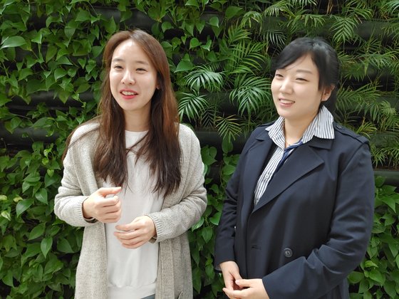 신아람 LG전자 스타일러팀 선임(왼쪽)과 정가영 선임이 중앙일보와 인터뷰를 하고 있다. 이소아 기자