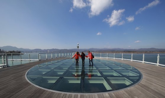 춘천의 새로운 명물 소양강 스카이워크. [중앙포토]