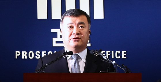 2009년 6월 이인규 전 대검찰청 중앙수사부장이 검찰 브리핑을 하고 있다.