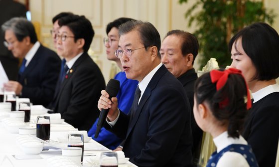 문재인 대통령이 3일 오전 청와대에서 열린 국가기후환경회의 격려 오찬에서 모두발언을 하고 있다. 청와대사진기자단