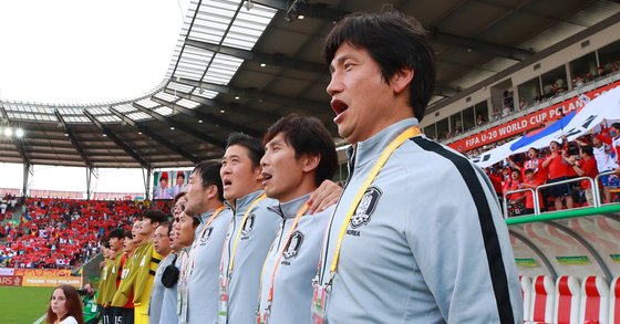 지난 6월 20세 이하 월드컵 결승전에서 선수단과 함께 애국가를 부르는 정정용 감독(맨 오른쪽). [연합뉴스]
