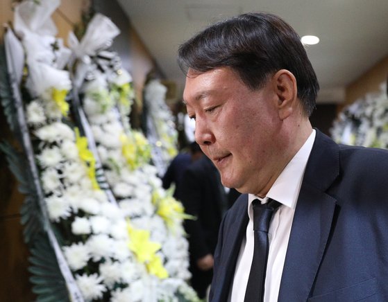 윤석열 검찰총장이 지난 2일 오후 서울 서초구 서울성모병원 장례식장에 마련된 A 수사관 빈소에서 조문을 마친 후 나서고 있다. [뉴스1]