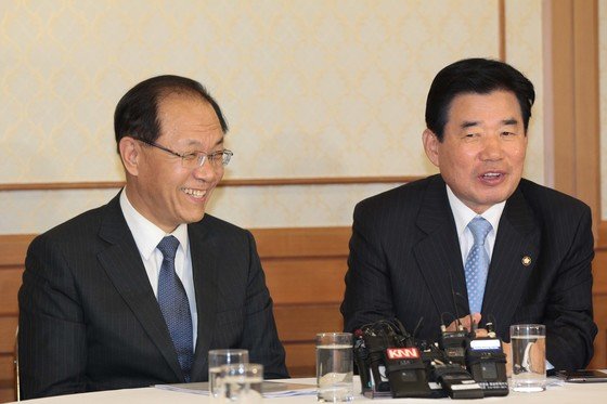 2012년 5월 2일 황우여 당시 새누리당(자유한국당 전신) 원내대표와 김진표 당시 민주통합당(더불어민주당 전신) 원내대표(왼쪽부터)가 국회 귀빈식당에서 국회선진화법 등 법안 처리와 관련한 논의를 위해 회동했다. [중앙포토]