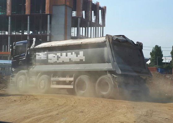 살수 미이행으로 비산먼지 발생한 업체. [사진 경기도]