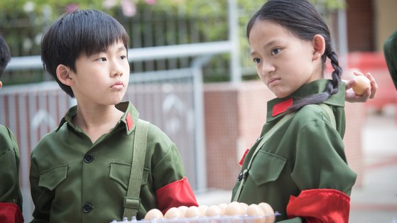 홍콩 젊은 감독들이 2015년, 10년 후 홍콩을 그린 옴니버스 영화 '10년' 속 단편 '현지계란'에선 어린 아이들이 소년군으로 징집돼 불온 서적, 상품 등을 단속하는 미래를 그렸다. [사진 서울독립영화제