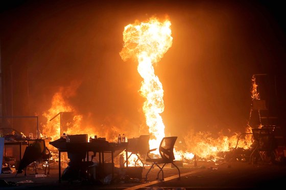 지난달 말 시위대가 점거했던 홍콩이공대 내부에서 불길이 치솟고 있다. 경찰의 진입을 저지하기 위해 시위대가 피운 것이다. [AP=연합뉴스]