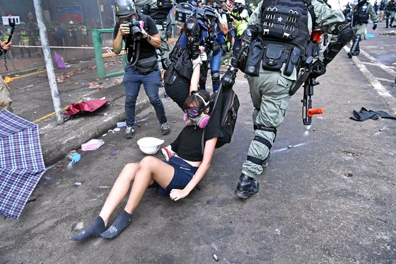 홍콩 경찰이 지난달 홍콩이공대 시위현장에서 한 여성 시위대를 붙잡아 끌고 가고 있다. [AFP=연합뉴스]