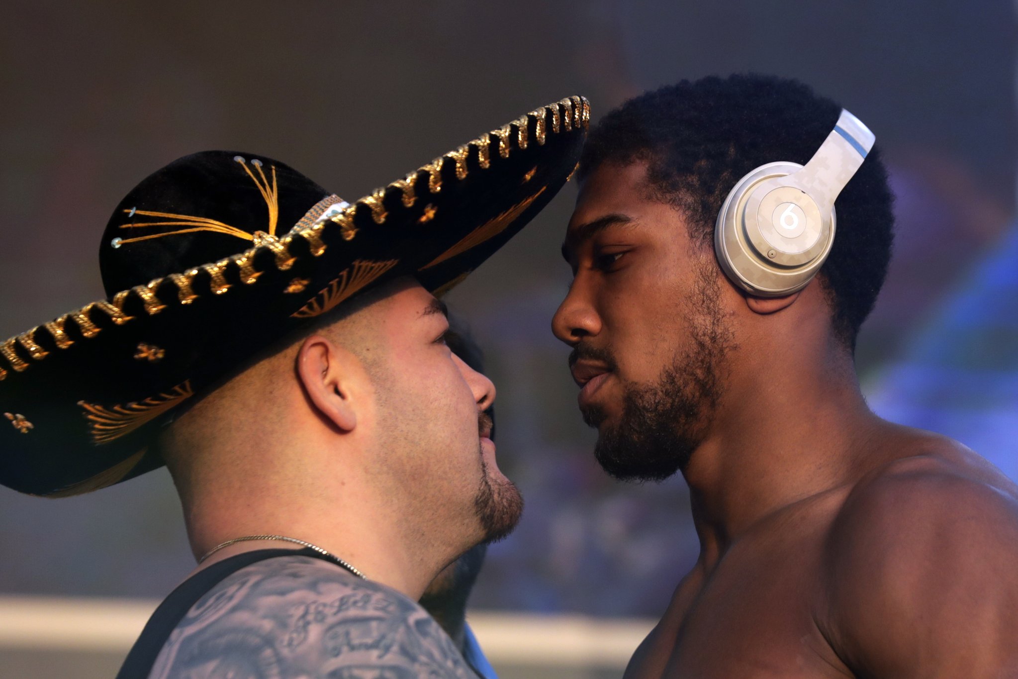 계체량에서 지난 6일 만난 루이즈(왼쪽)과 조슈아. [AP=연합뉴스]