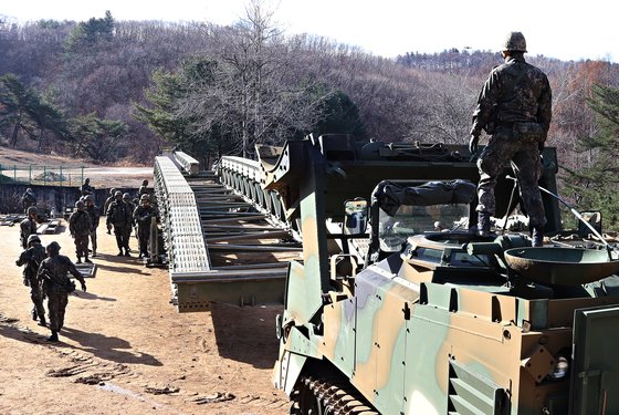 교량대대 장병이 조립을 완료한 뒤 교량을 계곡 건너편으로 추진하기 위해 장갑전투도저(KM9ACE)가 준비하고 있다. 박용한