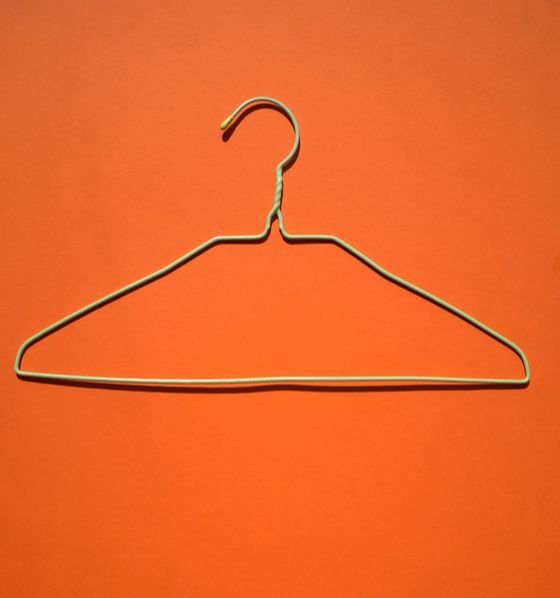 의도치 않아도 순식간에 불어나는 철제 옷걸이는 처치 곤란인 경우가 많다. [사진 Andrej Lišakov on Unsplash]