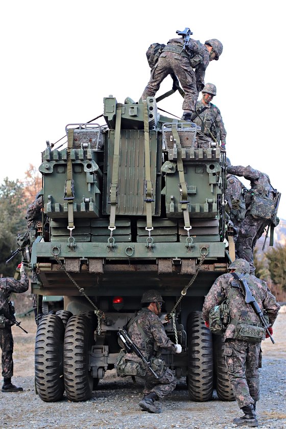 교량대대 장병이 출동에 앞서 장비를 차량에 고정하고 있다. 박용한