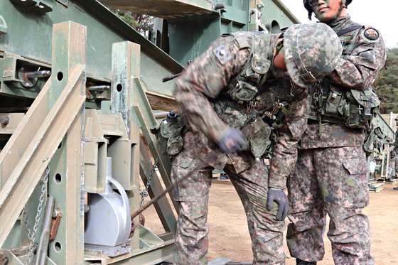 황재선 하사가 간편조립교를 조립하고 있다. 박용한