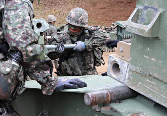 교량대대 장병이 상부주형을 들어 조립하고 있다. 박용한