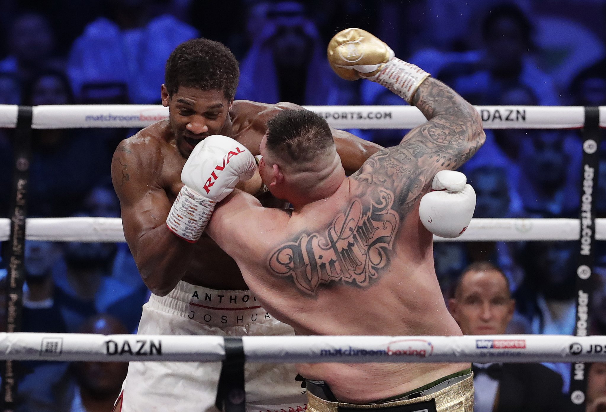 앤디 루이즈(오른쪽)이 앤서니 조슈아에게 펀치를 먹이고 있다. [AP=연합뉴스]